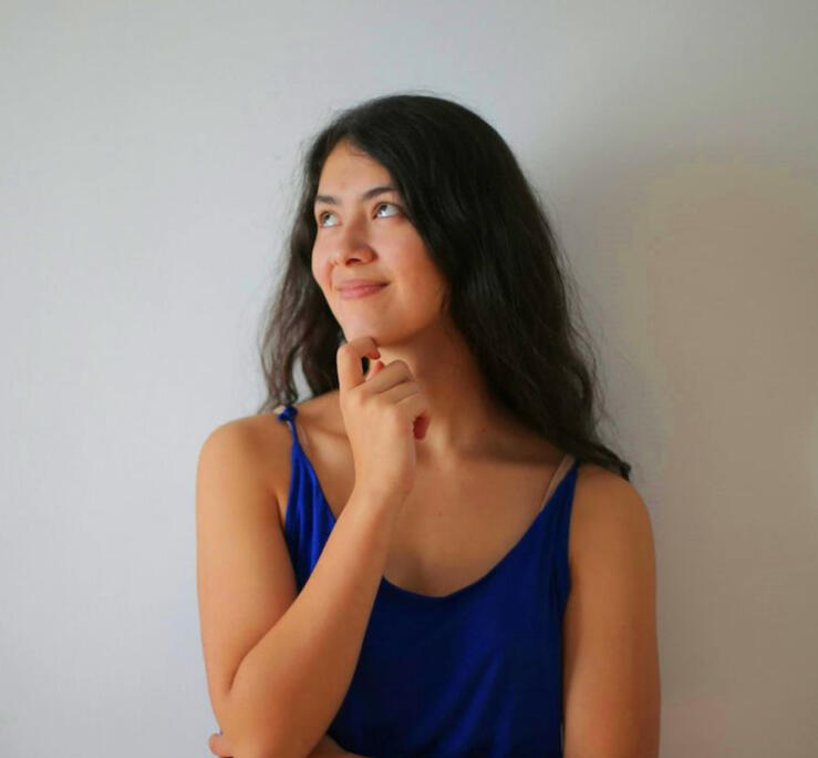 Pensierosa sulla nuova attività, sul come promuoversi, che passi fare, e quali non fare. Ragazza pensa a come è meglio promuoversi. Immagina e fa considerazioni.