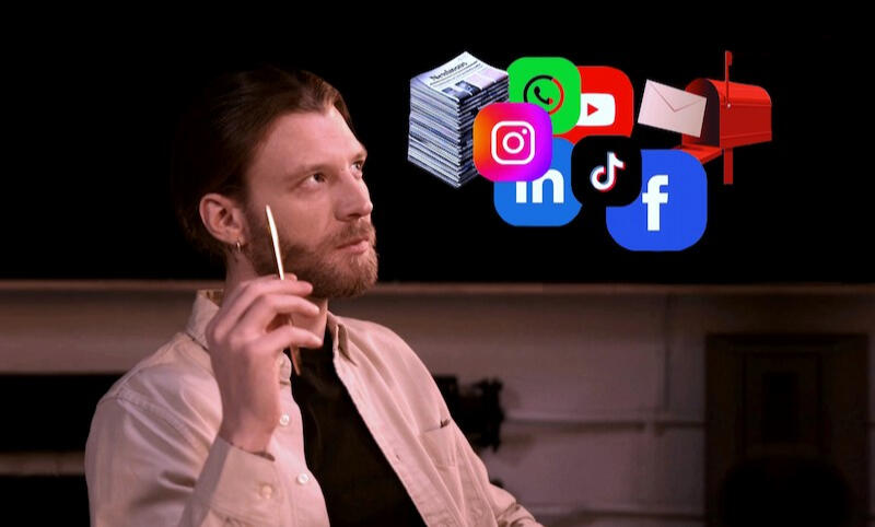 Un uomo che sta valutando e considerando tanti strumenti di promozione come social e giornali.